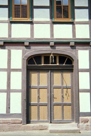 Detail: Hoftor der ehemaligen Schmiede an der Hauptstraße 41, Hufeisen über dem Tor