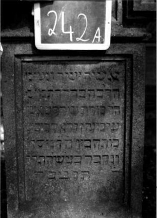 Grabstein 242 (Index: 100112126) Material: Sandstein Zustand: leicht verwittert Maße HxBxT: 130x58x26 cm Beschreibung: Stele, Sockel, eingezogener Rundbogenabschluß, rechteckiges Schriftfeld eingetieft: Grabstein 242A
