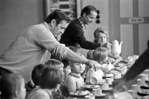 Patenbrigade II : Colditz. Kaffeetafel. Eine Patenbrigade war in der DDR eine Brigade oder ein vergleichbares Kollektiv, meist von Industriearbeitern oder aus Landwirtschaftlichen Produktionsgenossenschaften, das eine Patenschaft über Schulklassen und Kindergartengruppen, im Einzelfall aber auch über NVA-Einheiten übernahm