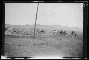 Expedition nach Zeluan (=Selouane, Marokko): Artillerie und policía indígena [="Eingeborenenpolizei"] (Distanzaufnahme)