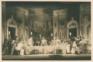 "Der Widerspenstigen Zähmung" von William Shakespeare. Szenenbild mit Adolf Ziegler als Biondello (Mitte stehend). 5. Akt, 2. Szene. Dresden: Schauspielhaus, 22.08.1935