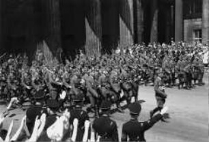 Parade der Legion Condor in Berlin "Unter den Linden"