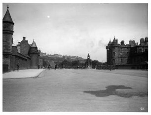 Edinburgh, Schottland. Militärparade schottischer Gardisten vor dem Holyrood Palace