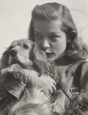Die Schauspielerin Lauren Bacall mit Hund (Mademoiselle)