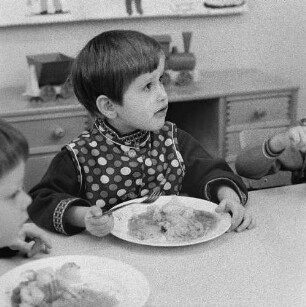 Dresden-Johannstadt, Elisenstraße. Kindergarten. Junge beim Mittagessen