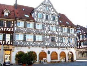 Stadtbild - Fachwerkhaus Palmsche Apotheke am Marktplatz (Fachwerk 16 Jh mit späteren Veränderungen) über Traufseite-02072006So- Ansi
