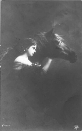 Frau mit Pferd. Fotografie (Weltpostkarte, verso datiert 28.03.1916) nach einem Gemälde. Um 1915