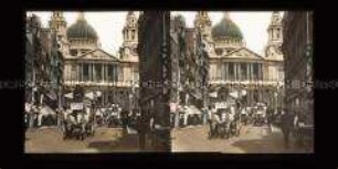 Verkehr und Passanten an der St.-Pauls-Kathedrale, London