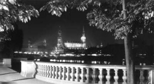 Dresden. Blick vom Neustädter Elbufer am Japanischen Palais nach Südosten zur Altstadt bei Nacht