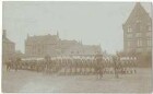 Jüterbog, 1899, Lehrbataillon der Fussartillerie-Schiessschule bei Vorübung zur Herbstparade, fünf Offiziere zu Pferd in Uniform und Pickelhaube, dahinter Mannschaften in Uniform und Zierhelm