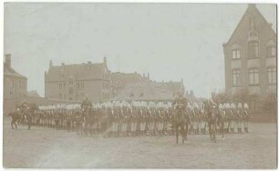 Jüterbog, 1899, Lehrbataillon der Fussartillerie-Schiessschule bei Vorübung zur Herbstparade, fünf Offiziere zu Pferd in Uniform und Pickelhaube, dahinter Mannschaften in Uniform und Zierhelm
