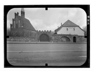 Bernau. St. Georgskapelle (A. 15. Jh., Restaurierung 1872). Ansicht von Südwesten mit Hospital (1738)