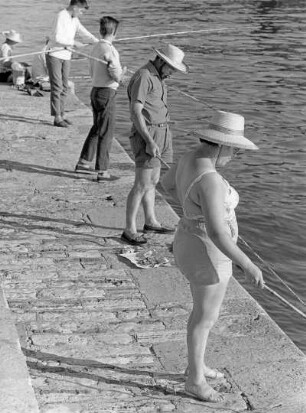 Frankreich. Atlantik. Angler auf der Mole von Arcachon