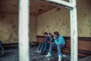 Bushaltestelle mit Jugendlichen und Hakenkreuz unter der Decke, in Harbke/Sachsen-Anhalt