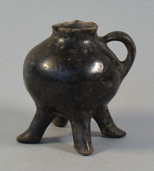 Tripod clay vessel