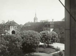 Brandis, Schloss : Brandis. Schloss. Hof mit Torhaus und Wirtschaftsgebäude (1696)