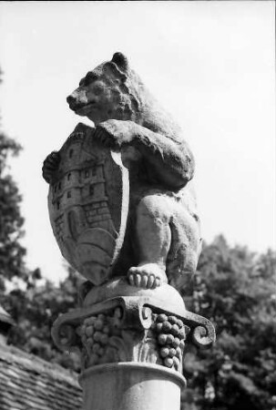 Meersburg: Bär mit Wappen auf Brunnen