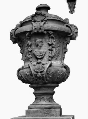 Zwei Vasen mit antiken Büsten — Vase