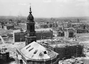 Dresden. Blick vom Rathausturm nach Westen mit Kreuzkirche und Altmarkt