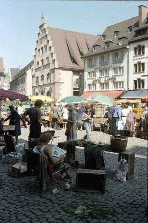 Freiburg i. Br.: Münsterplatz: Markt an der Nordseite mit Kornhaus