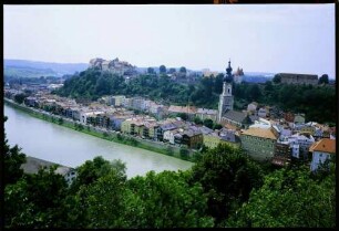 Burghausen: Gesamtsicht Salzach mit Altstadt und Burg