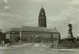Gänsediebbrunnen : Dresden, Blick vom Ferdinandplatz mit Gänsediebbrunnen zum Neuen Rathaus
