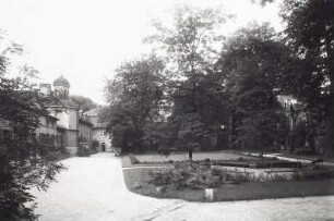 Bad Warmbrunn (Jelenia Góra-Cieplice Śląskie-Zdrój). Platz (ehemaliger Klosterhof) hinter dem Langhaus