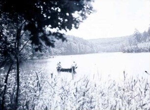 Blumenthal: Gamensee, Vordergrund Schilf, dahinter Boot nach Süden
