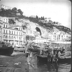 Neapel-Posillipo. Stadtteilansicht am Golf von Neapel mit am Ufer liegenden Fischerbooten