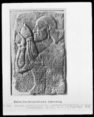 Tributträger (Wandreliefbruchstück aus dem Palast Asurnasirpal II.)