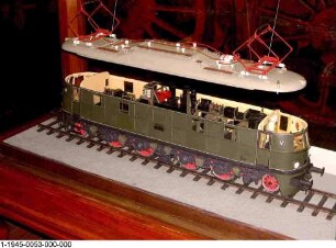 Elektrische Schnellzuglok E 18 von 1935, 118 DB; 218 DR; Modell 1:20