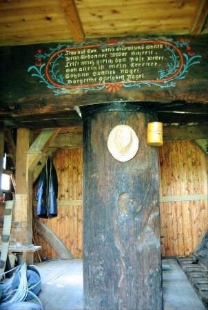 Untergeschoss der Bockwindmühle mit Inschrift auf Holztafel