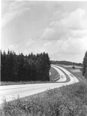 Trassierung "Flachter Loch" bei Perouse, km 223 Betonfahrbahndecke mit schwarzer Markierung.