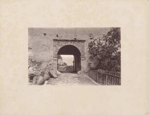 Eingangstor der Ruine Haselburg in Bozen in Südtirol