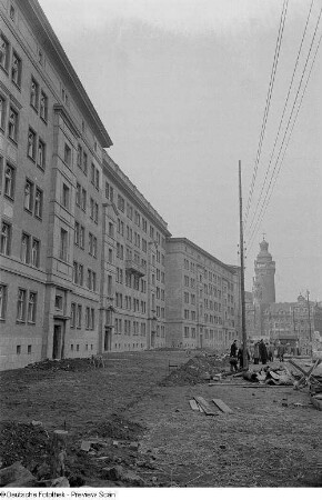 Baustelle Windmühlenstraße, im Hintergrund das Neue Rathaus
