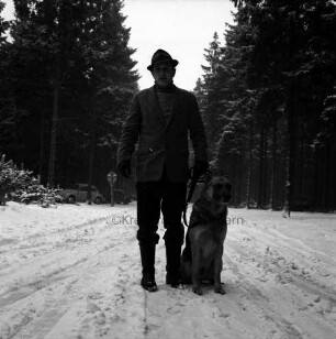 Polizei: Mord an der Hamburger Küchenhilfe Edeltraut Harloff am 26. November 1965: Oher Tannen: Leichenfundort: Spurensuche mit Suchhund: Tischler Peter Lehmkuhl mit seinem Schäferhund "Bingo" auf Weg: hinten Tannen: dazwischen parkende Pkws: Winter