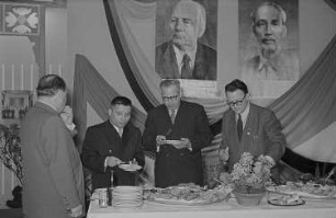 Empfang im vietnamesischen Ausstellungspavillon, Rolf Lemser (?) Messeamtsdirektor (1.v.r.) im Gespräch mit Vertretern der vietnamesischen Messedelegation