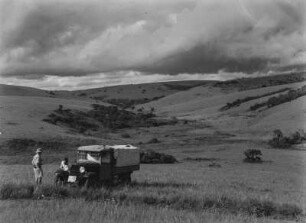 Savanne : Der Lastkraftwagen der Expedition in der Savanne Tansanias. Büsche und Gräser in der Savanne Tansanias