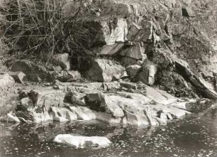 Lausitzer Bergland. Georgewitzer Skala. Tiefeingeschnittenes Tal des Löbauer Wassers nördlich Löbau. Felsen am rechten Ufer. Schleifwirkung des Wassers