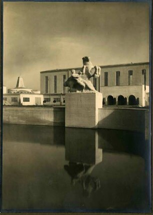 Ausstellungsgebäude, zerstört. Mittelbau mit Rundbau und Plastik