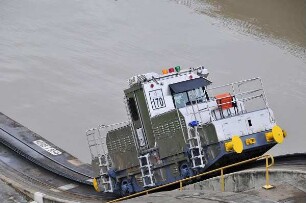 Lokomotive an der Miraflores-Kanalschleuse : Am 80 km langen Panama-Kanal vom Atlantik zum Pazifik können Besucher in der Miraflores-Schleuse die Durchfahrt großer Containerschiffe beobachten. Diese schweren Lokomotiven ziehen die Schiffe durch das Schleusenbecken. Aufgenommen am 15. September 2011