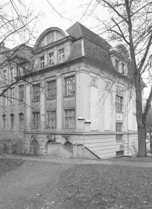 Plauen. Gebäude (Behörde?). Teilansicht aus einer Parkanlage