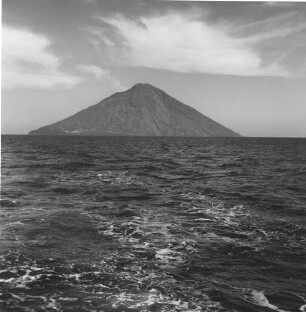 Stromboli, Blick auf die Insel vom Schiff aus