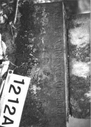 Grabstein 1212 (Index: 99899981) Material: Sandstein Zustand: stark verwittert Maße HxBxT: 139x54x14 cm Beschreibung: aufgesockelte Stele mit oben abgeflachtem Dreiecksabschluss, Schriftfeld rundbogig eingetieft: Grabstein 1212A