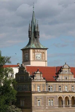 Prag - Uhrturm am Moldauufer : Uhrturm in der Altstadt. Aufgenommen 2004 in Prag