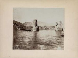 Brückenpfeiler : Pfeiler der Brückenruine von Hasankeyf aus dem 12. Jahrhundert. Im Hintergrund Ausläufer des armenischen Taurus.