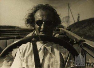 Autofahrender Mann mit Sonnenbrille