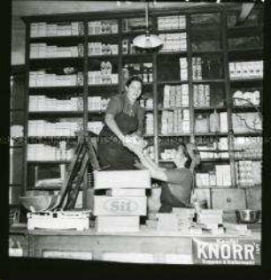 Einsatz von Arbeitsmaiden des Reichsarbeitsdienstes am Westwall: ein Geschäft wird mit Waren bestückt