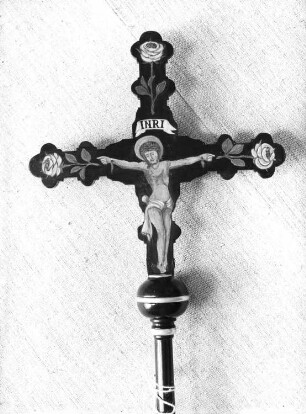 Vortragekreuz : Vortragekreuz. Holz, geschnitzt, bemalt. Weißenberg-Gröditz, Dorfkirche