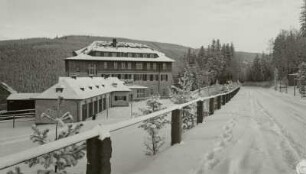 Bärenfels (Altenberg-Bärenfels). Blick über eine Straße zum Kurhaus Kaiserhof